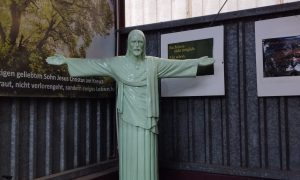 Jesusstatue mit ausgebreiteten Armen im Innenbereich der evangelischen Pommesbude „Pommes Goldgelb“ in Verden.